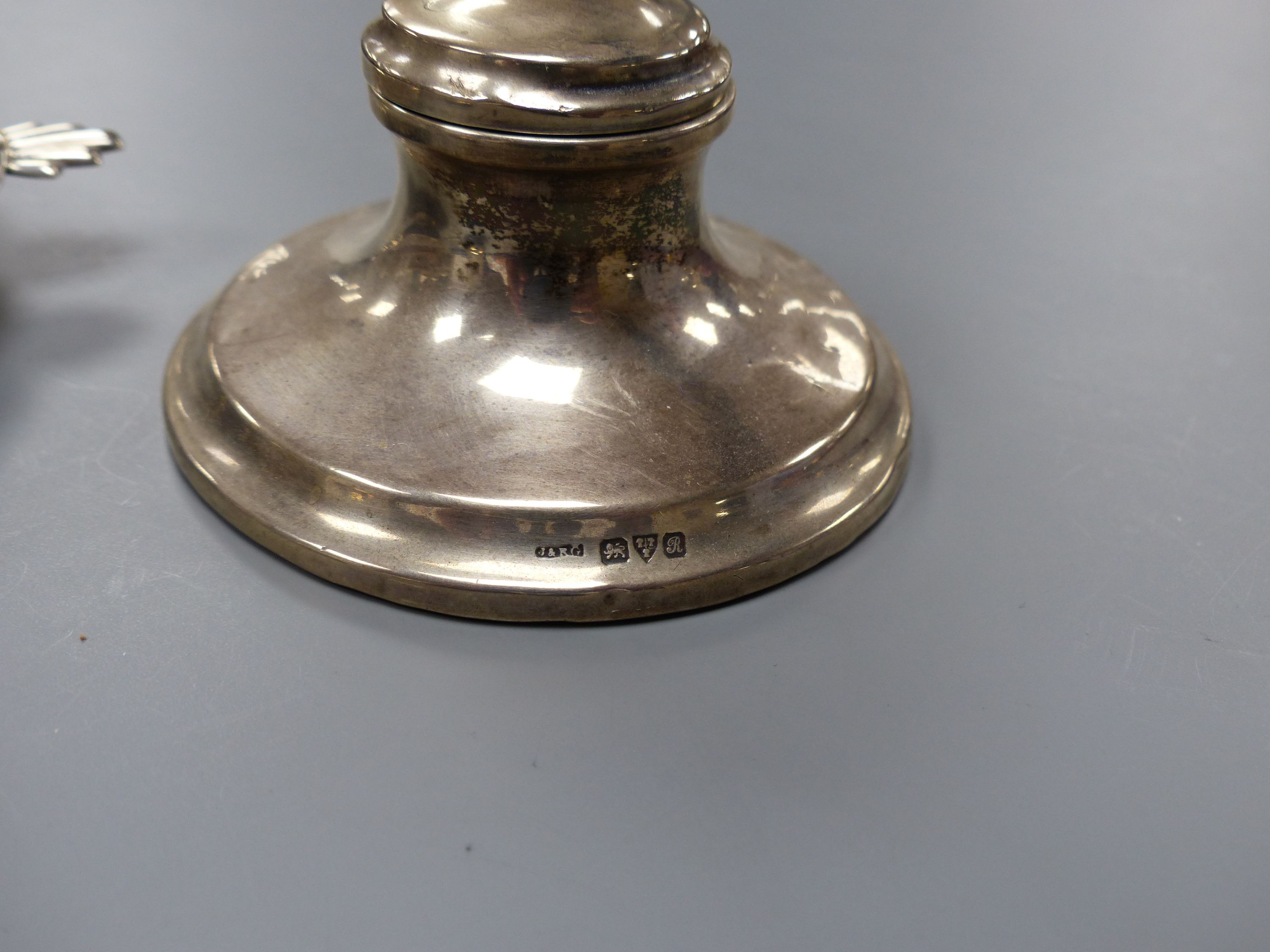 An Art Deco silver nut dish with fan shaped handles, Birmingham, 1934, 11.5cm, a silver purse and a silver inkwell.